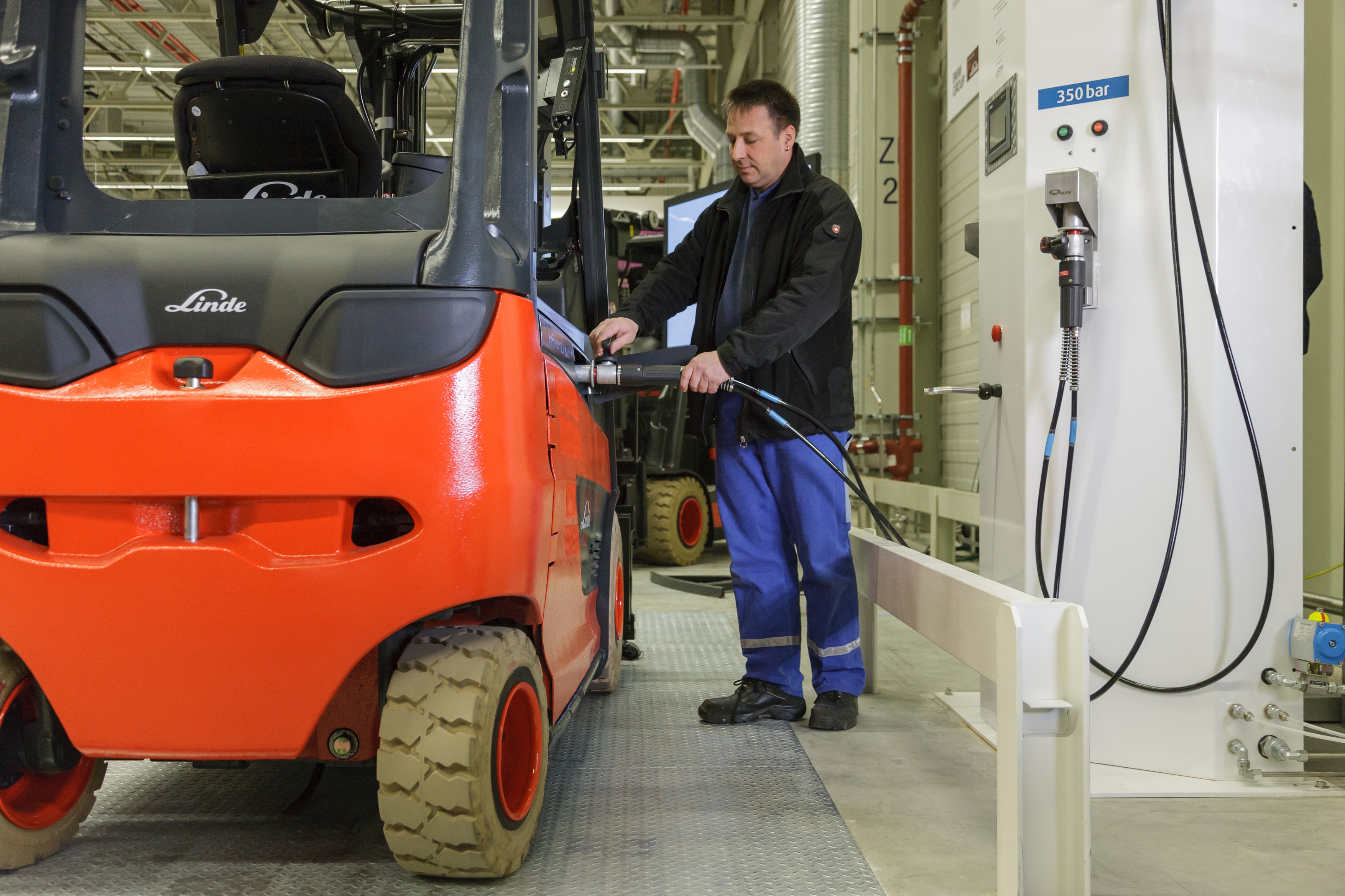 Übergabe Flurförderzeuge im BMW Werk Leipzig Wasserstoff Stapler